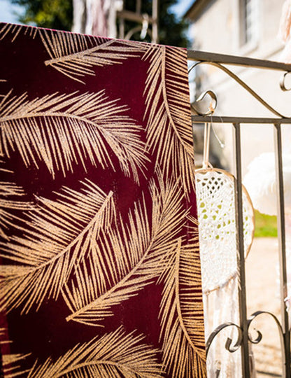 Covor de masă elegant și strălucitor din in Marsala cu ferigi de cupru, 28 cm x 5 m