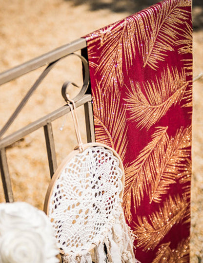 Covor de masă elegant și strălucitor din in Marsala cu ferigi de cupru, 28 cm x 5 m