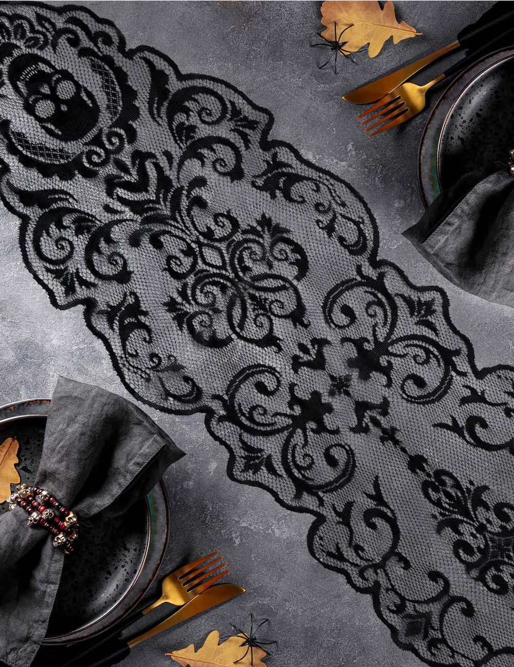 Chemin de table maison hantée pour décoration noir en dentelle avec têtes de mort