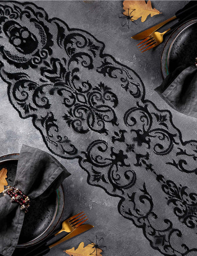 Chemin de table maison hantée pour décoration noir en dentelle avec têtes de mort