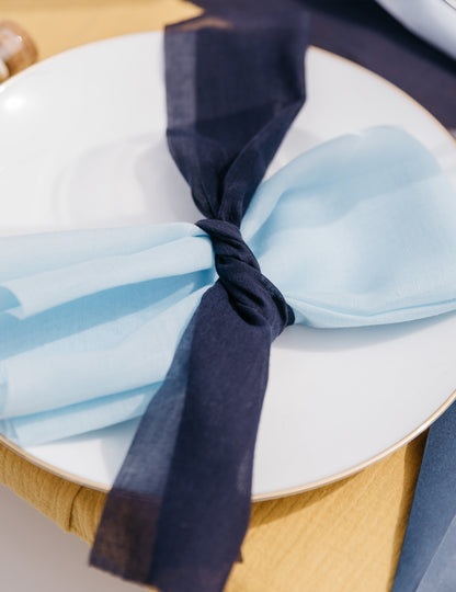Chemin de table mousseline bleu marine 28 cm x 5 m décoration mariage