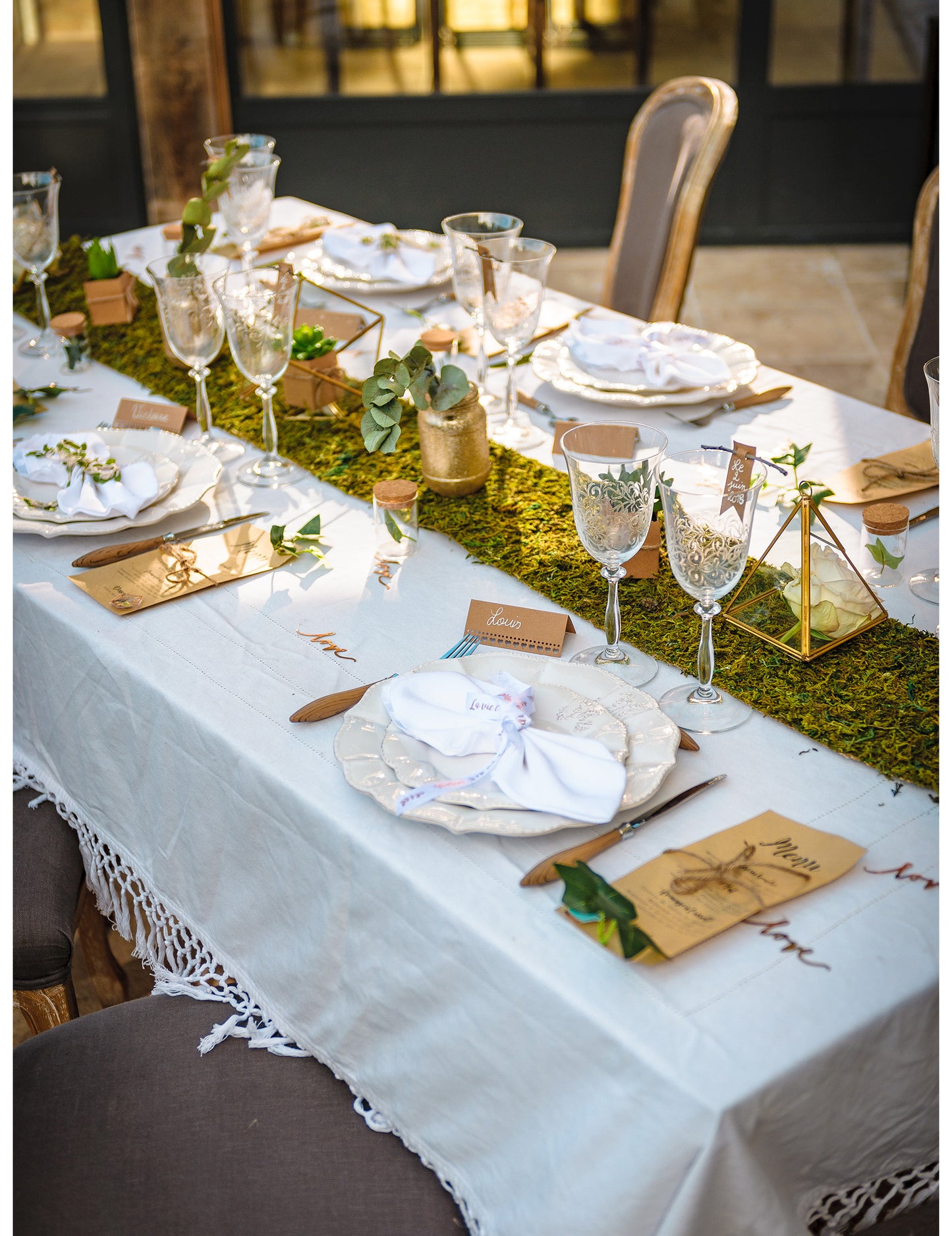 Traversă de masă cu plante din material textil alb și mușchi natural 20 cm x 2 m