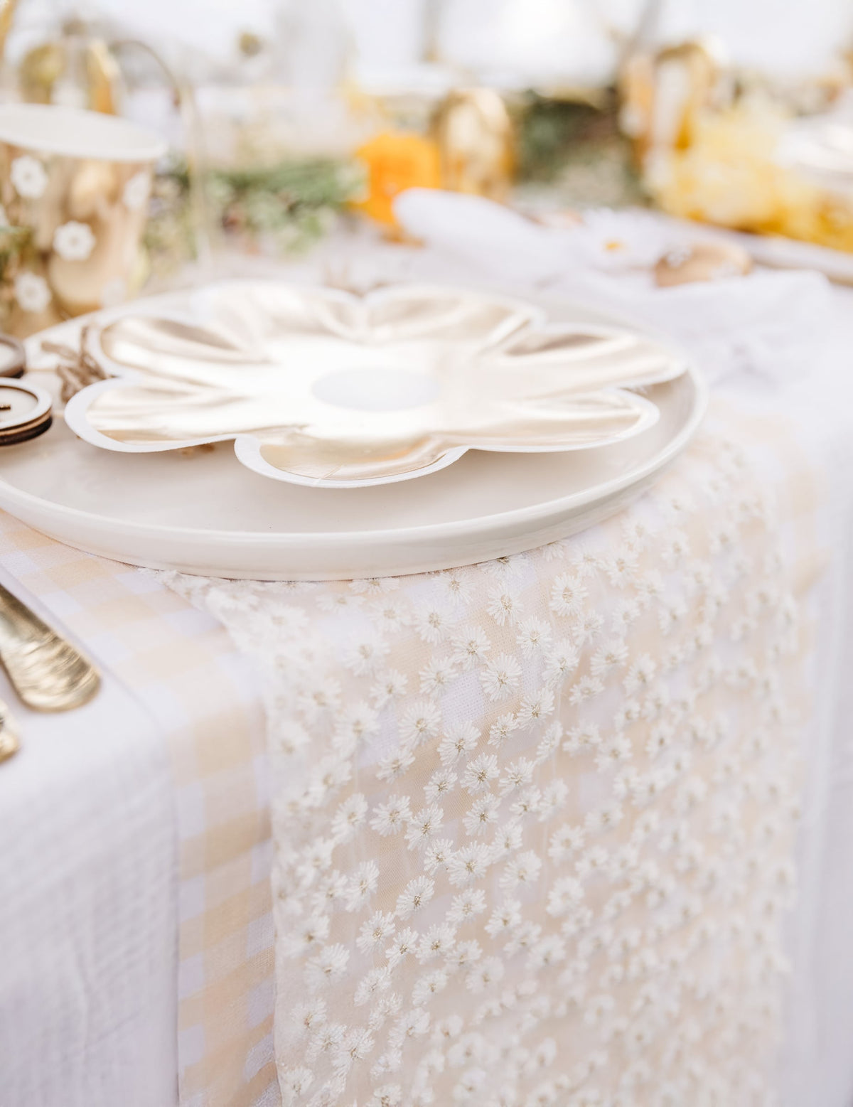 Mise en situation sur une table du chemin de table voile brodé à fleurs