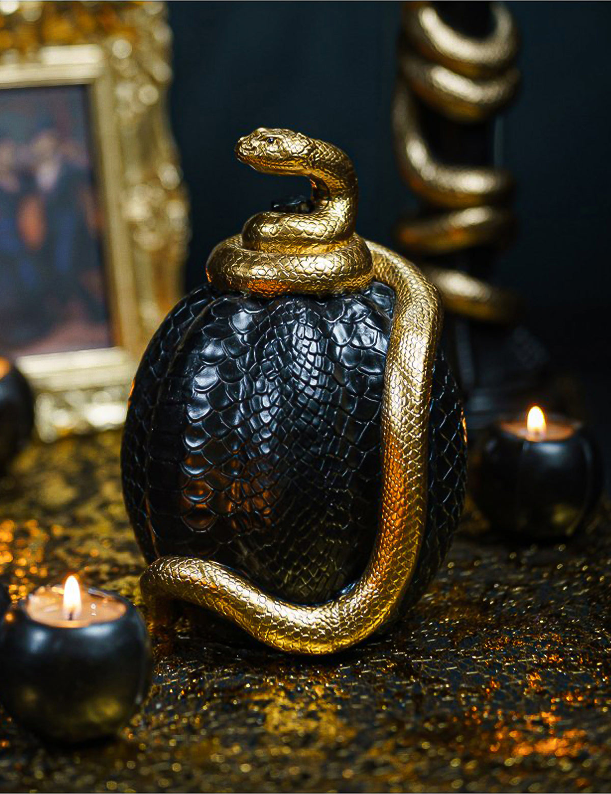 Citrouille décorative en résine noire effet peau de serpent doré 14 x 16 x 20,5 cm