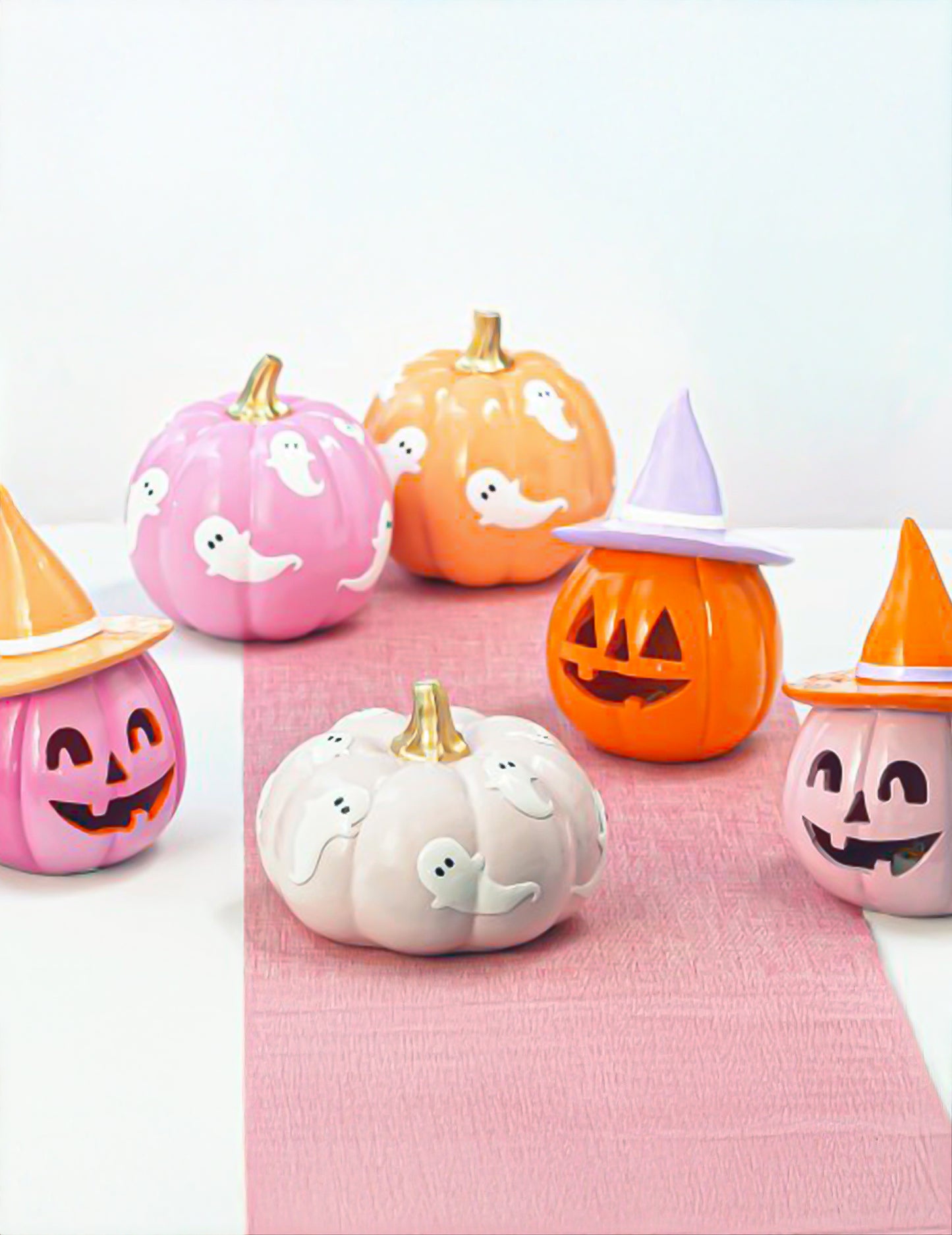 Citrouille décorative Summerween en résine rose avec chapeau orange pastel 12,5 x 12,3 x 17 cm