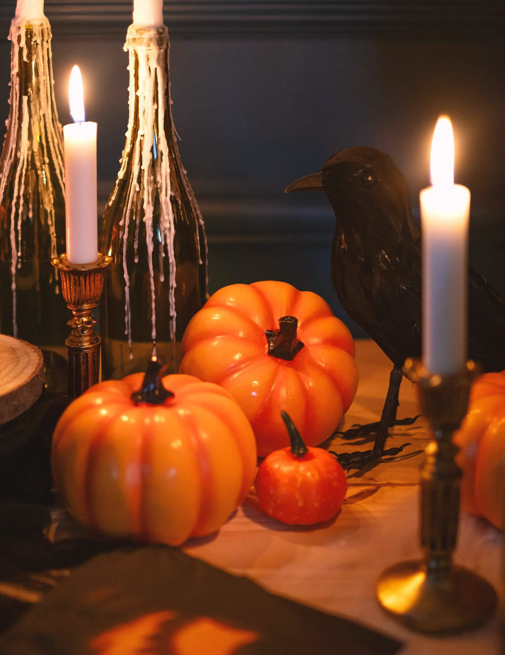 Scenă cu corb și lumânări ale dovleacului din rășină de halloween
