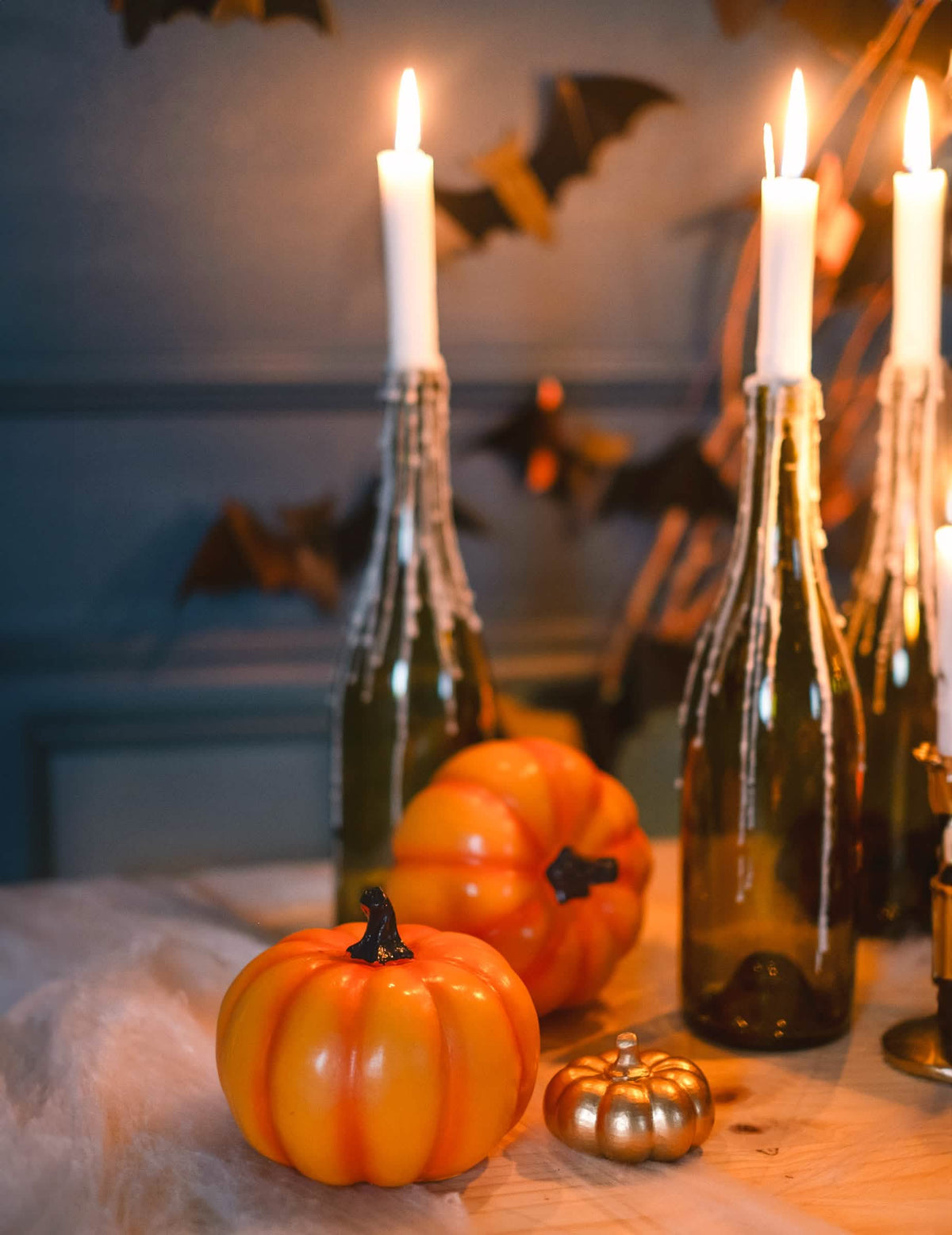 Scenă cu sticle și lumânări ale dovleacului din rășină de halloween