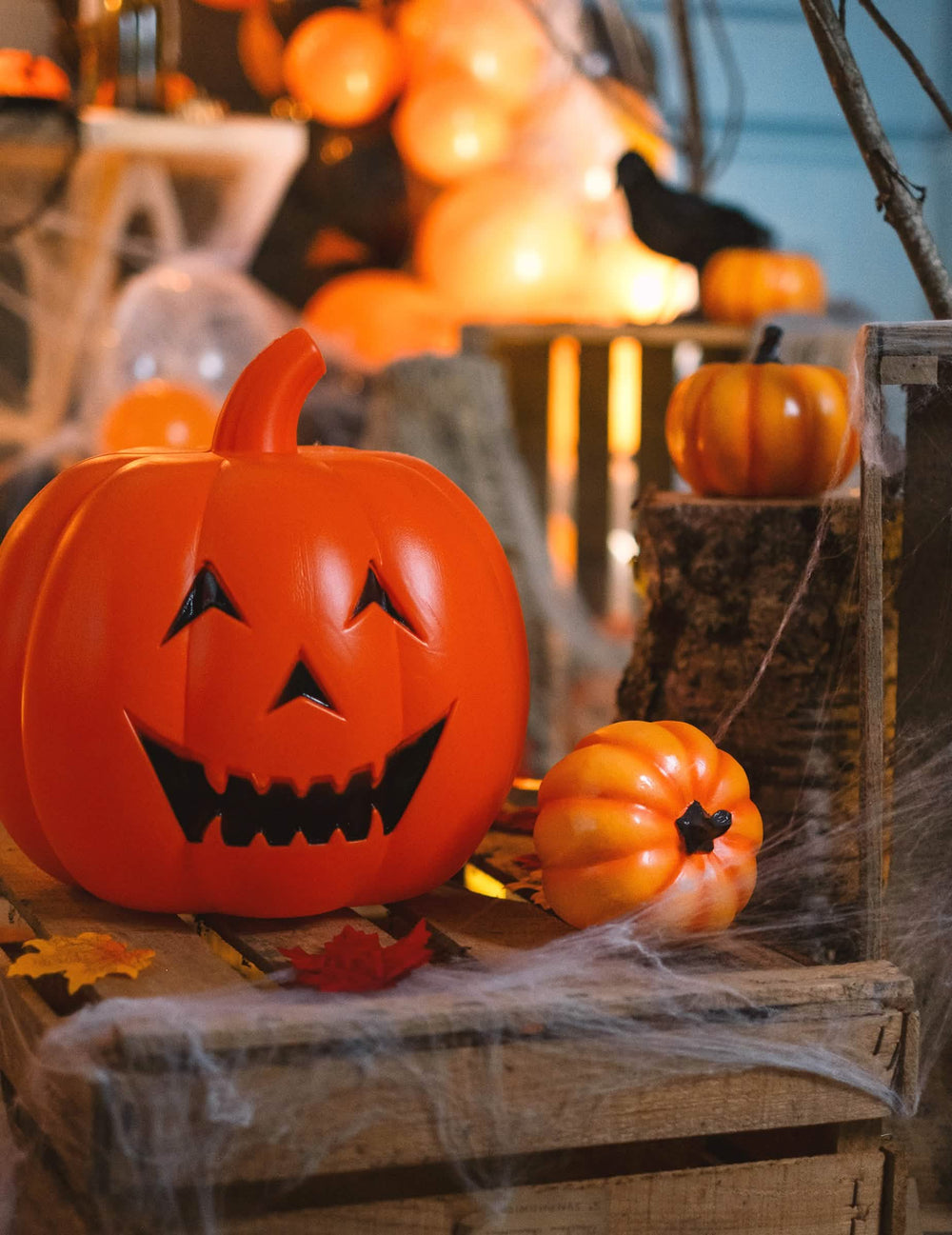 Punere în scenă cu pânze de păianjen a dovleacului din rășină de halloween