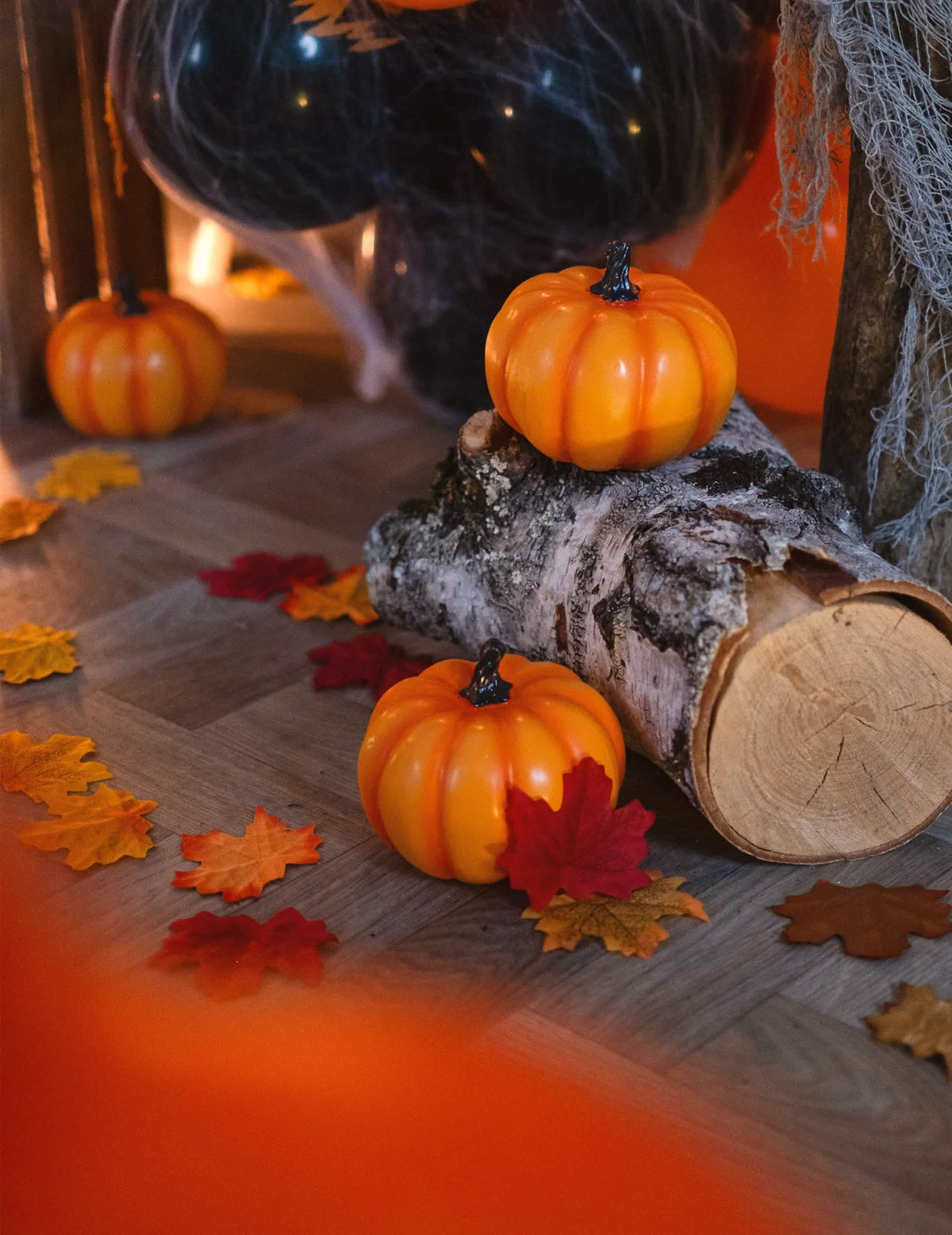 Punere în scenă cu buștean și frunze de toamnă ale dovleacului din rășină de halloween