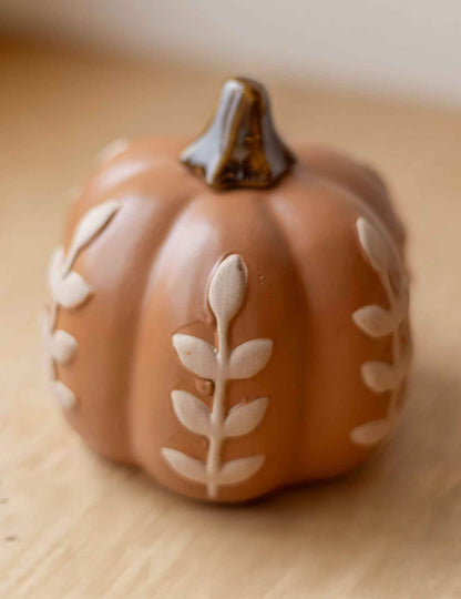 Dovleac din ceramică cu frunze scorțișoară 10 cm