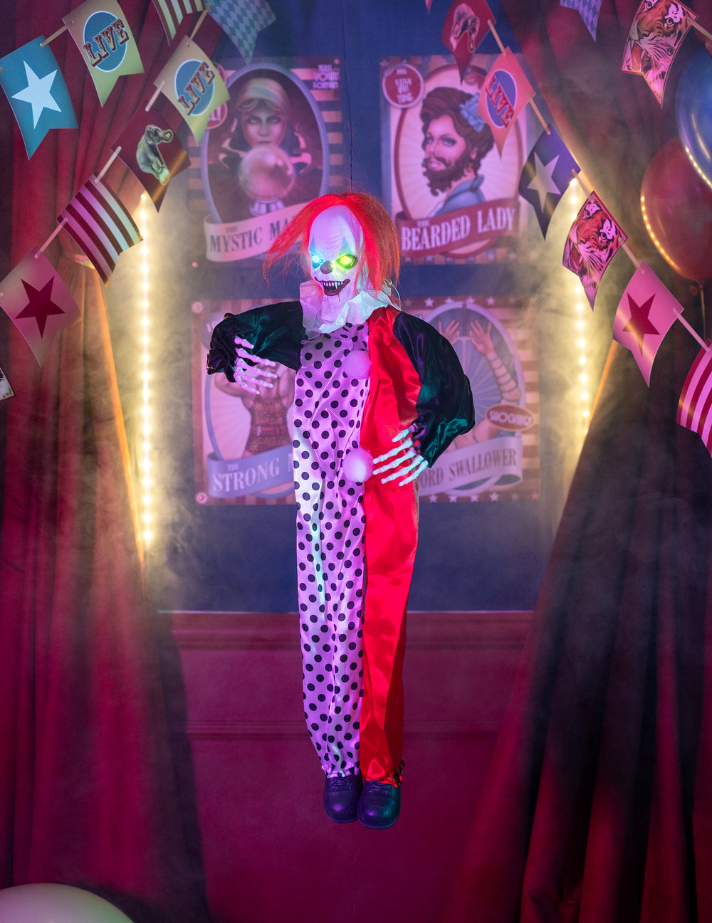 Mise en scène dans un décor de cirque du clown assassin lumineux pour décoration Halloween