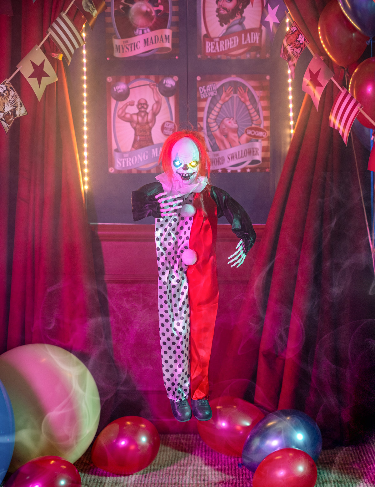 Mise en scène dans un décor de cirque du clown assassin lumineux pour Halloween