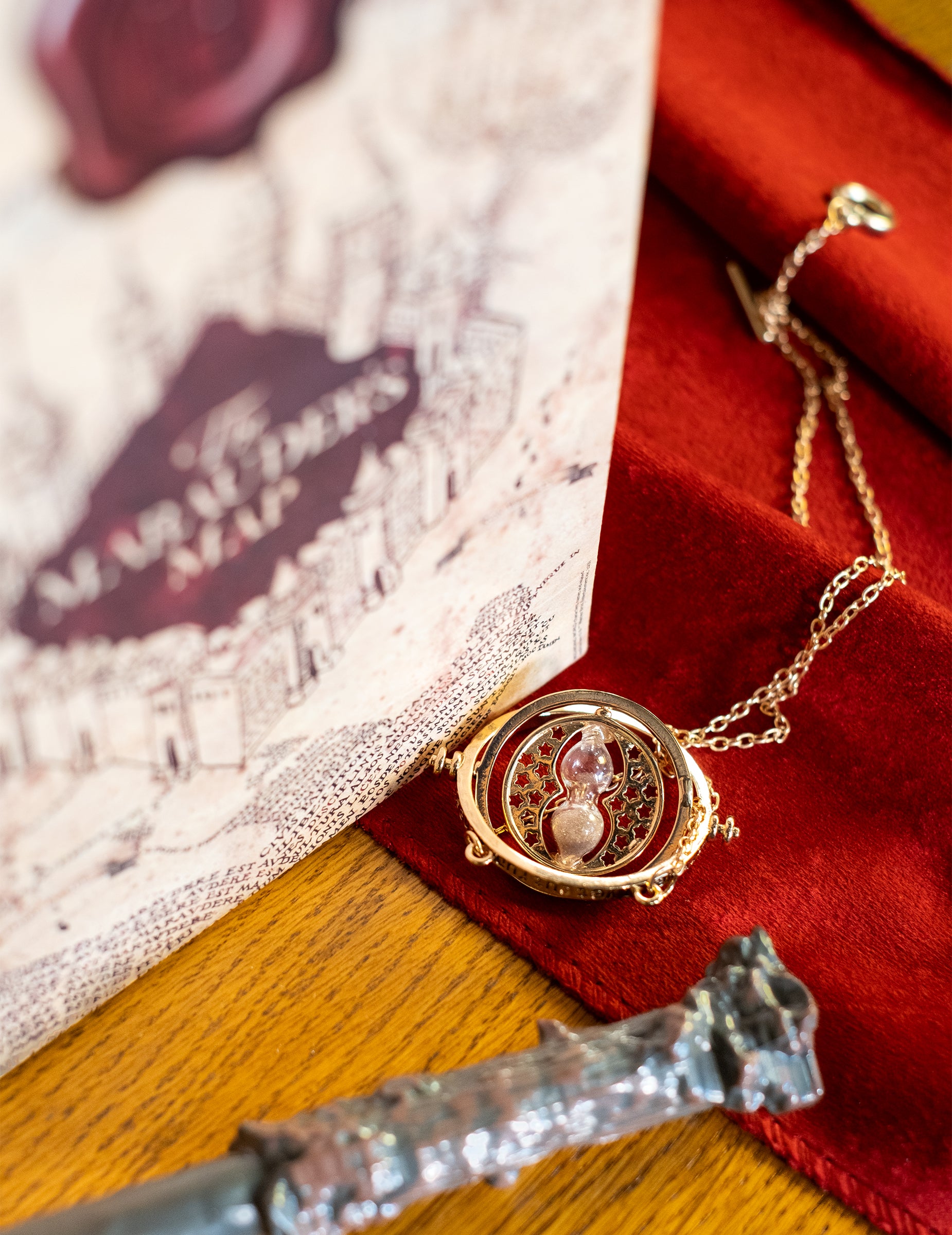 Mise en scène avec accessoires du collier retourneur du temps