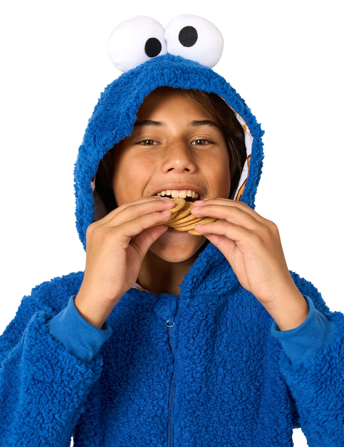 Gros plan de l'enfant mangeant des biscuits avec la combinaison Cookie Monster Sesame Street™ pour enfant