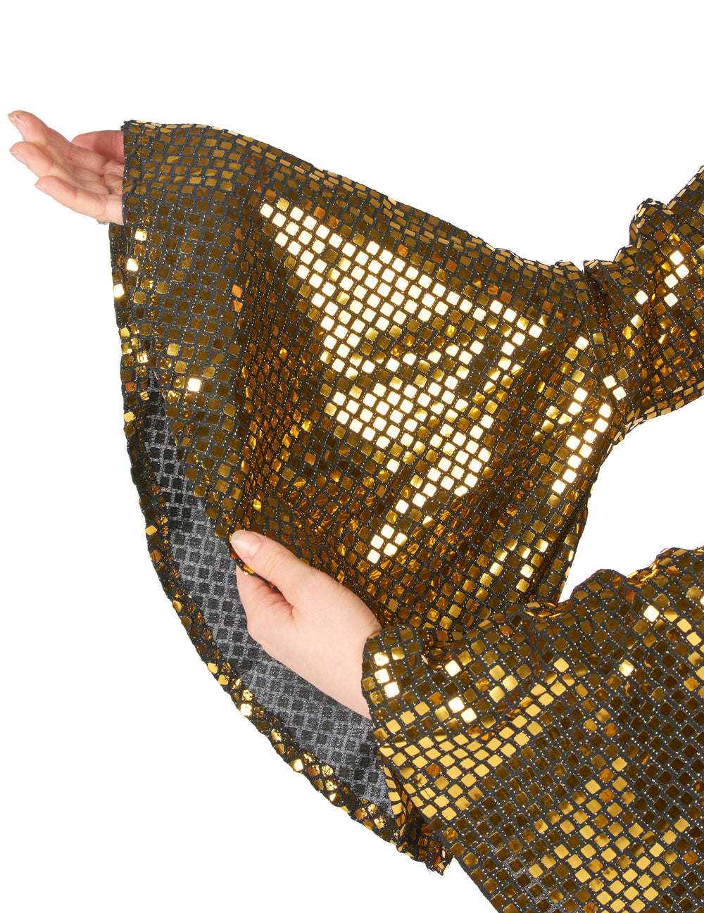 Gros plan sur la manche évasée à sequins dorés de la combinaison disco pour femme