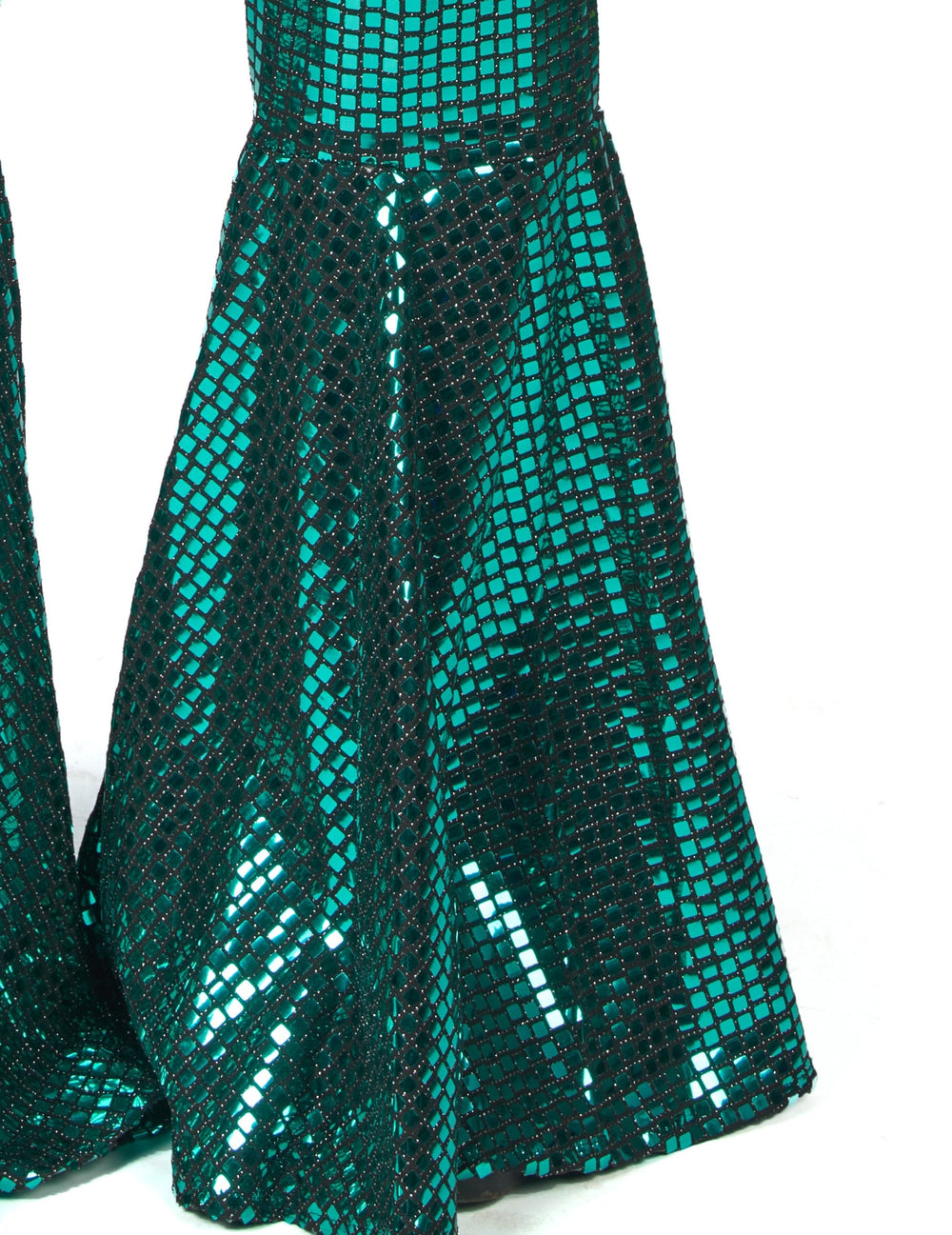 Détail du bas évasé à paillettes de la combinaison disco pour femme
