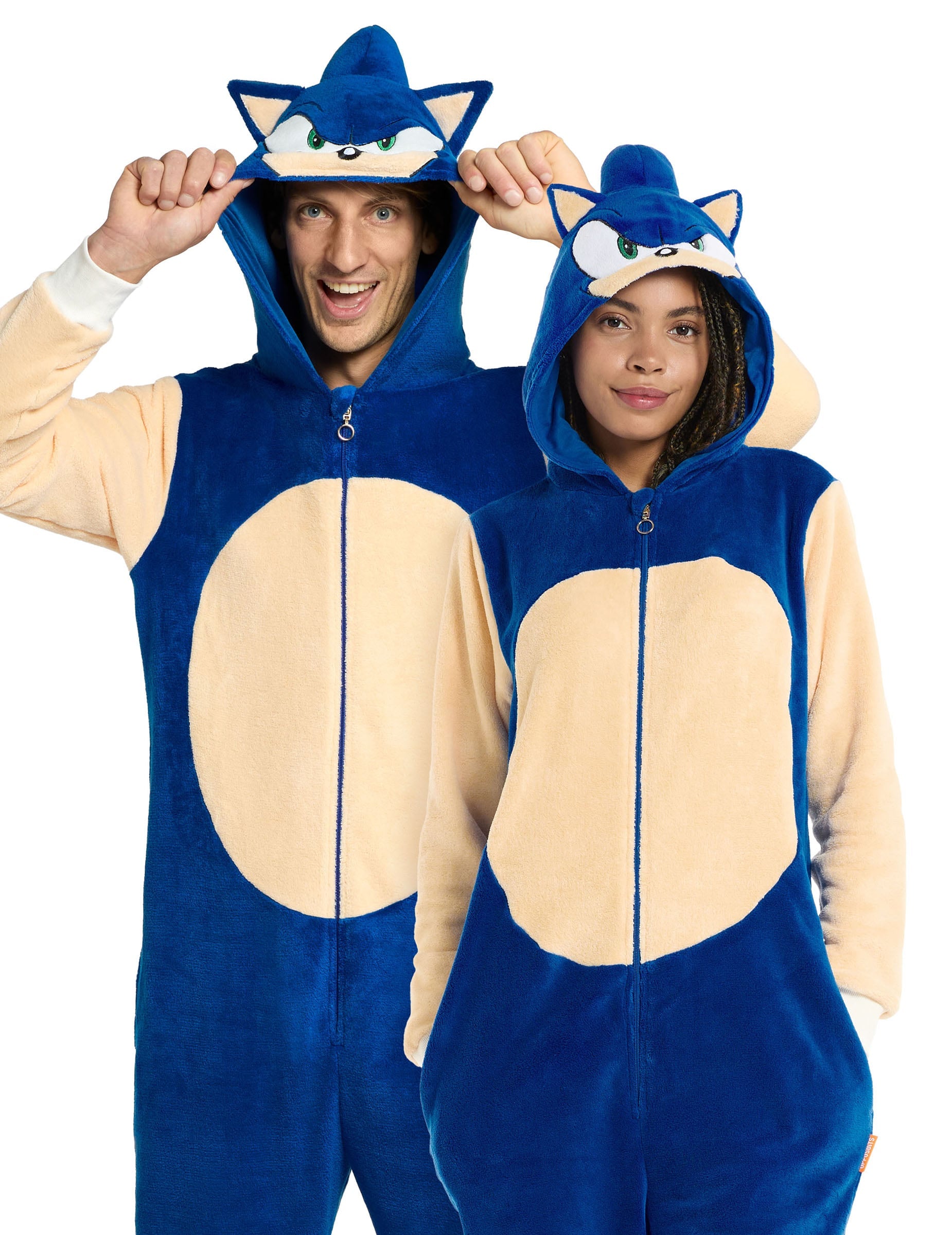 Vue d'ensemble de face de la combinaison Sonic le hérisson pour adulte portée par un duo