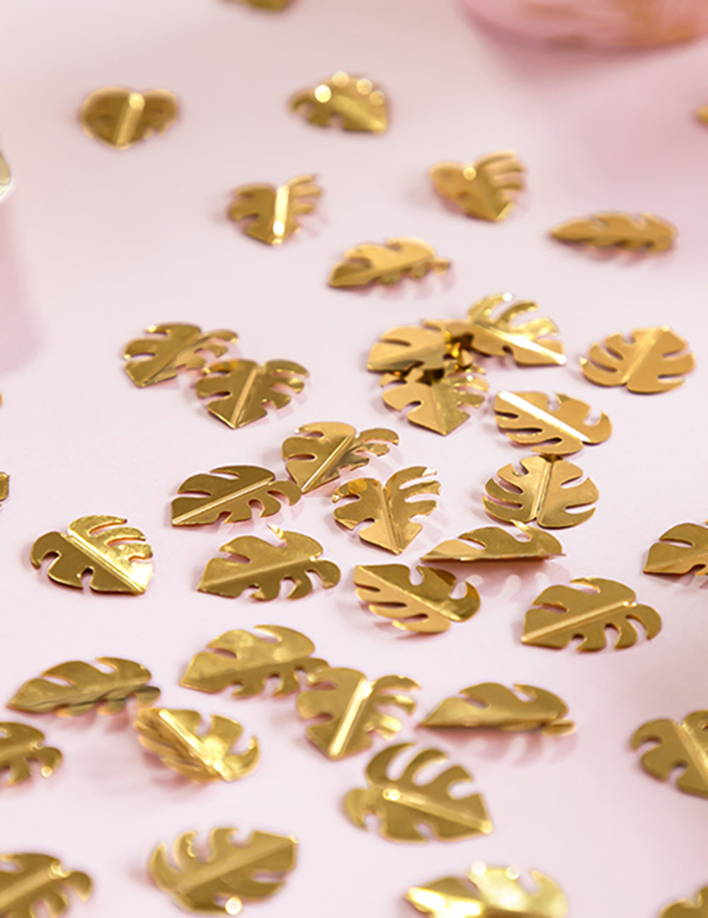Gros plan des confettis de table feuilles tropicales