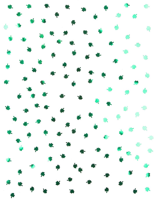 Gros plan sur la répartition des confettis trèfles St Patrick