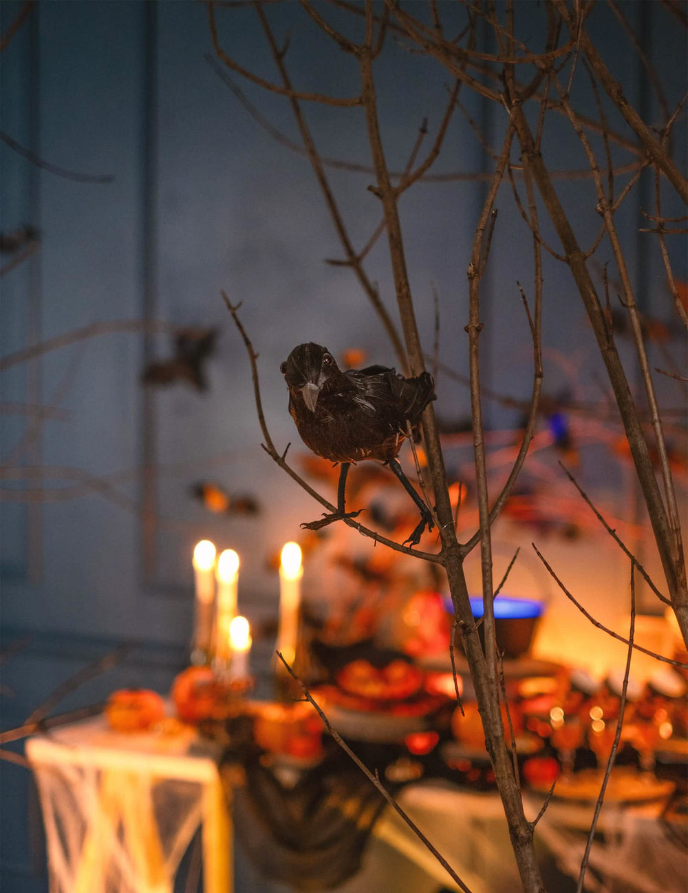 Corb în poziție, din pene, pentru decor de halloween