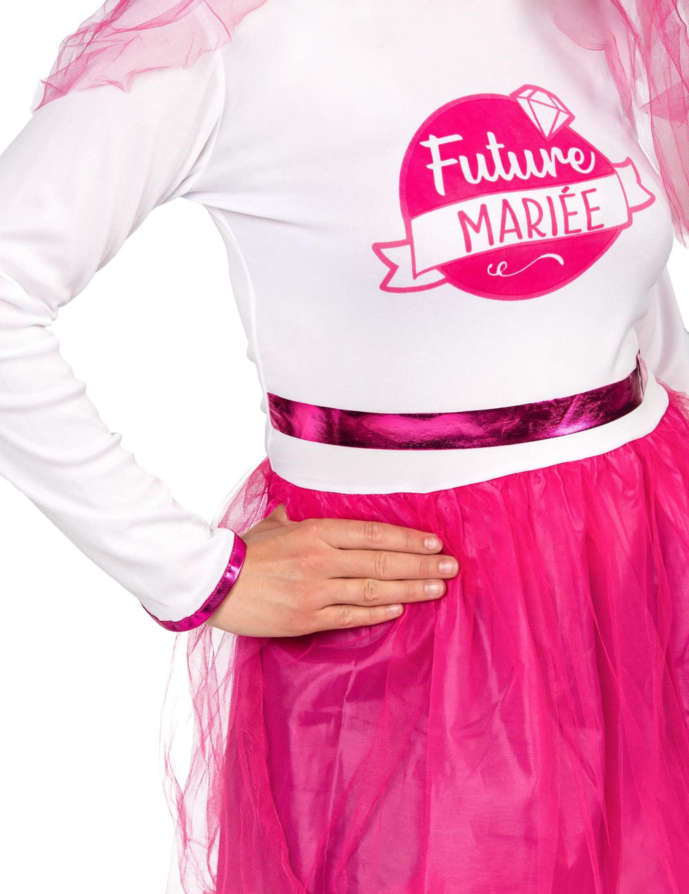 Prim-plan pe logo și pe tutu-ul costumului de viitoare mireasă