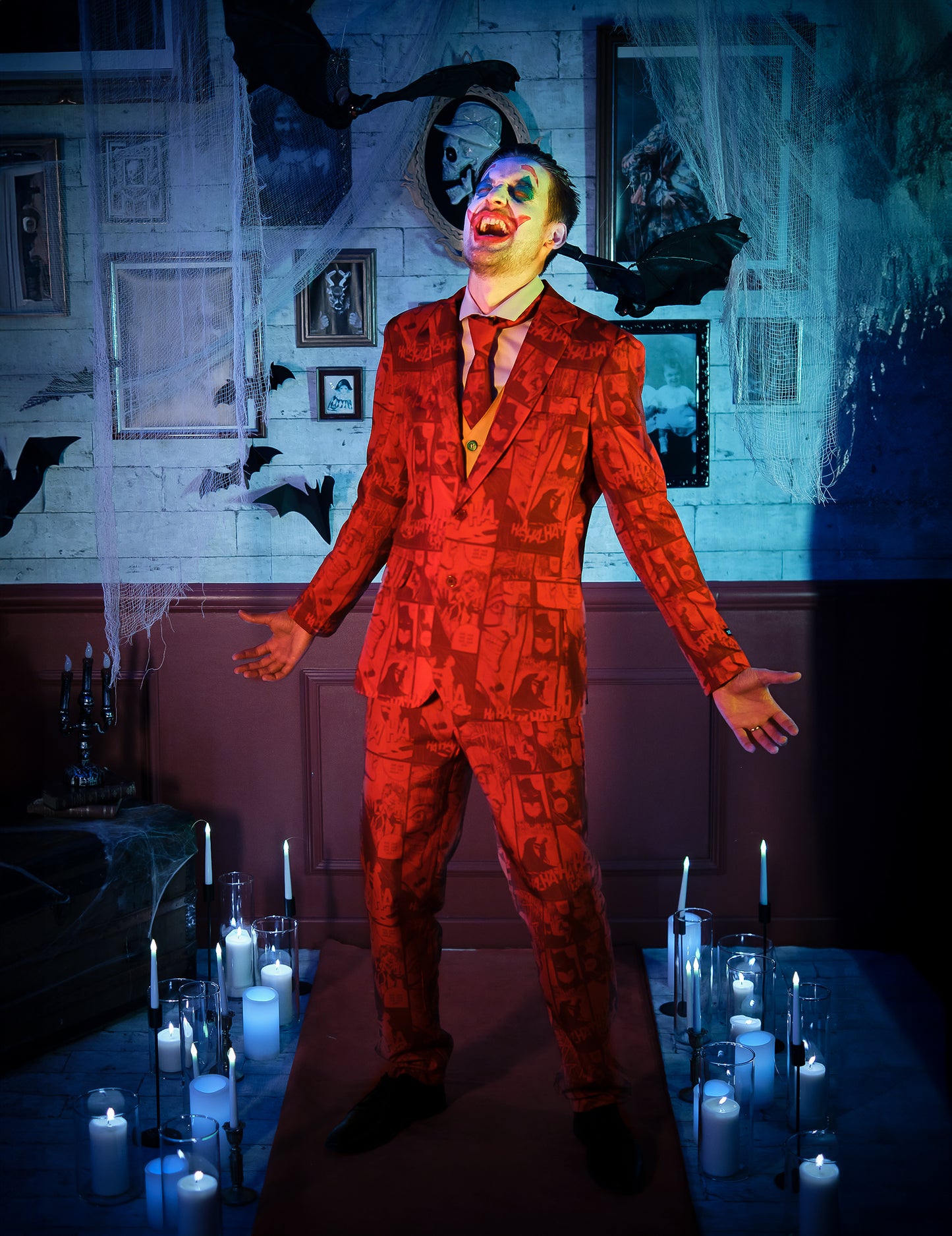 Mise en situation avec décor d'Halloween du costume Joker Suitmeister pour adulte