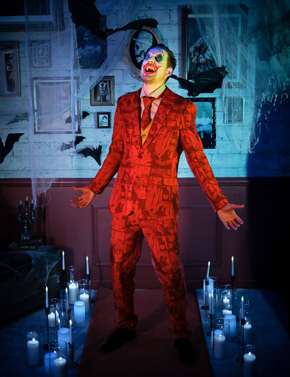 Mise en situation avec décor d'Halloween du costume Joker Suitmeister pour adulte