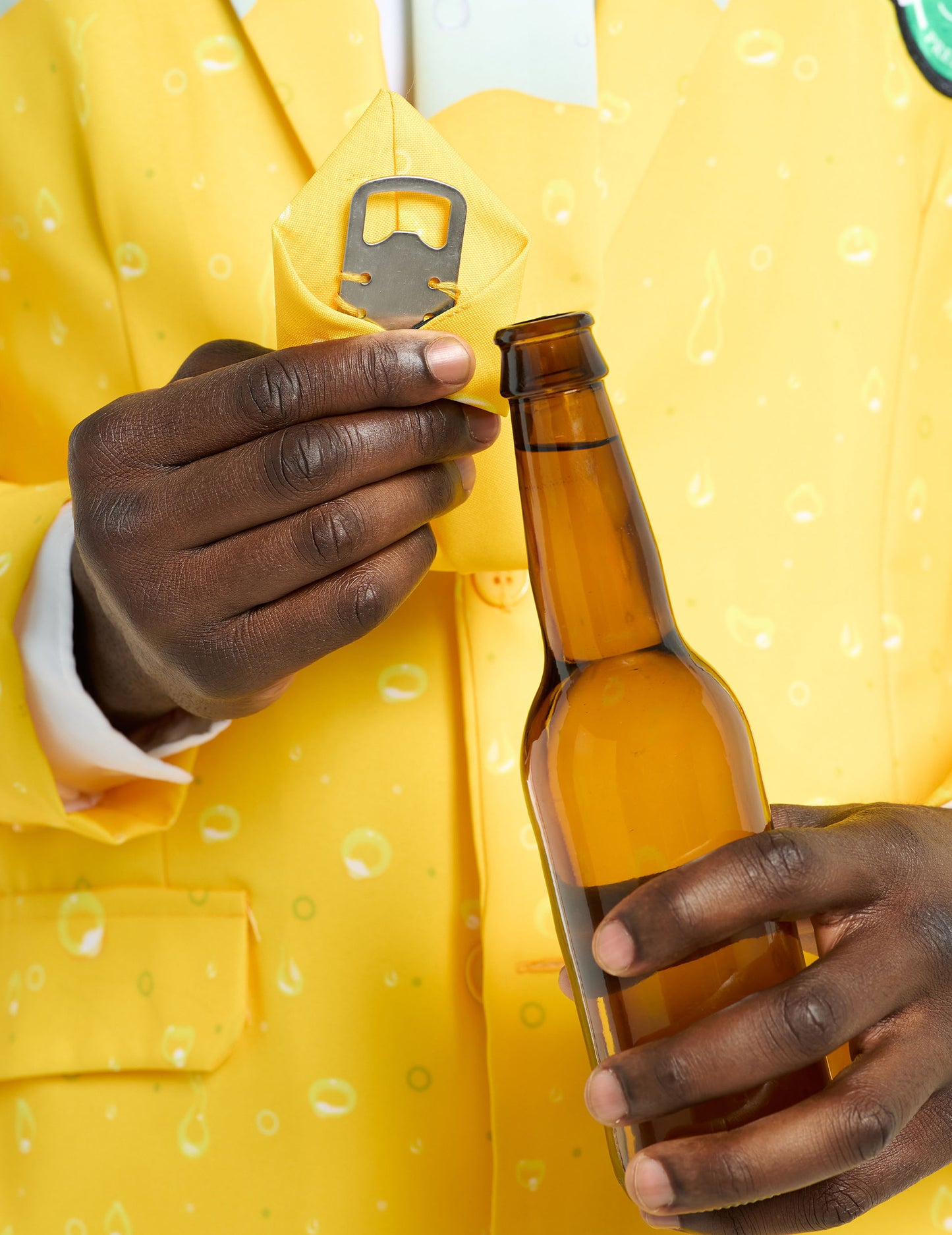 Costum, domnul galben bere a urmat adulții