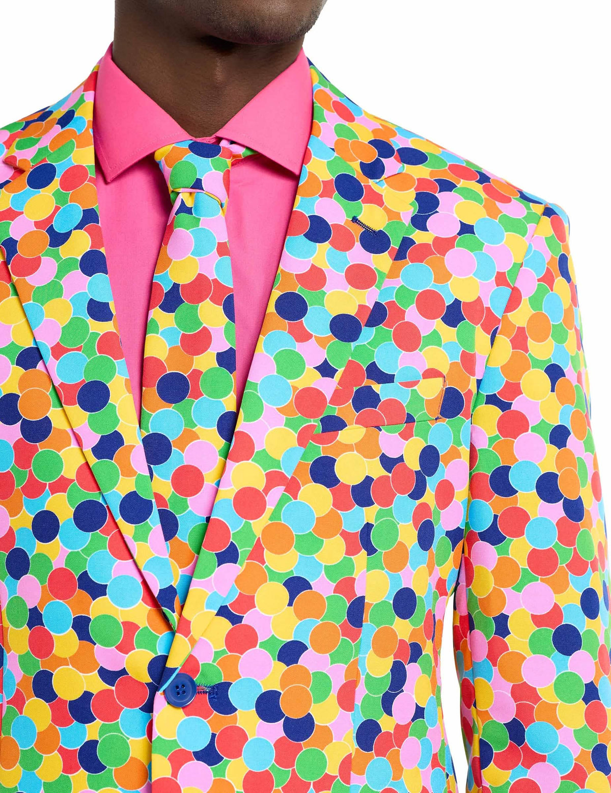 Prim-plan asupra gulerului și cravatei costumului Mr. Confetteroni Opposuits pentru bărbat