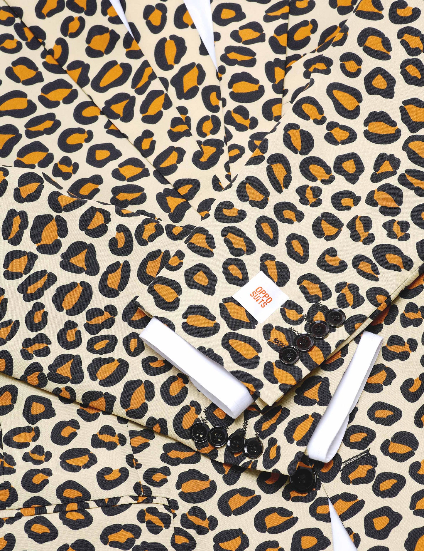 Gros plan sur les boutons de manche du Costume Mr. Jaguar
