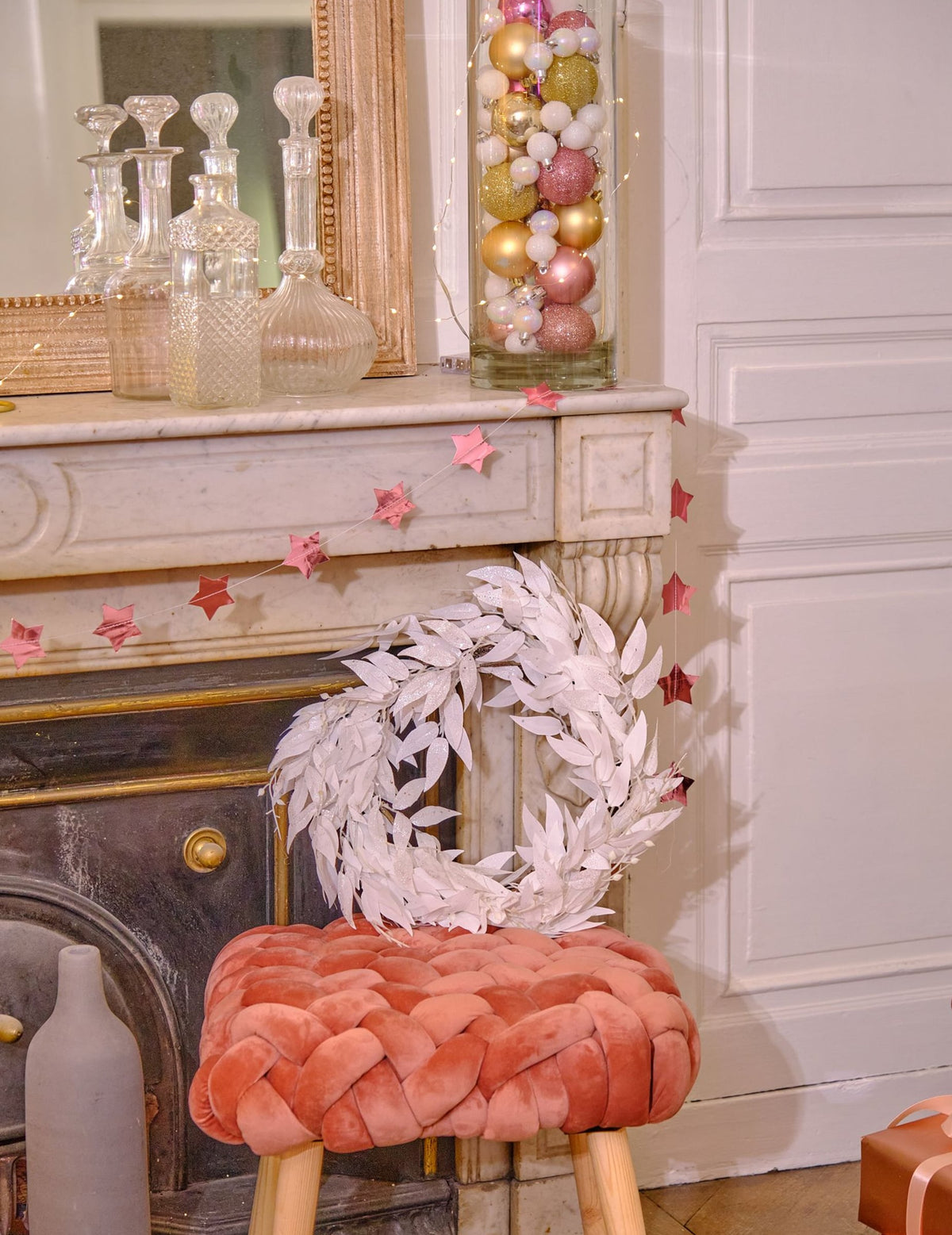 Mise en situation sur un tabouret de la couronne de feuilles de Noël