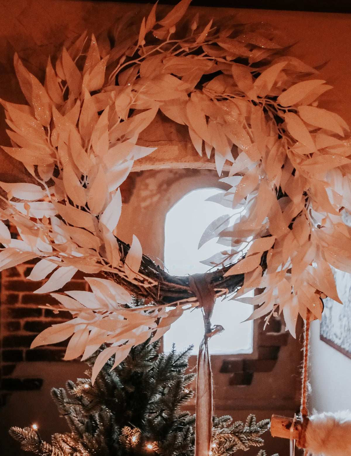 Mise en situation de la couronne de feuilles de Noël