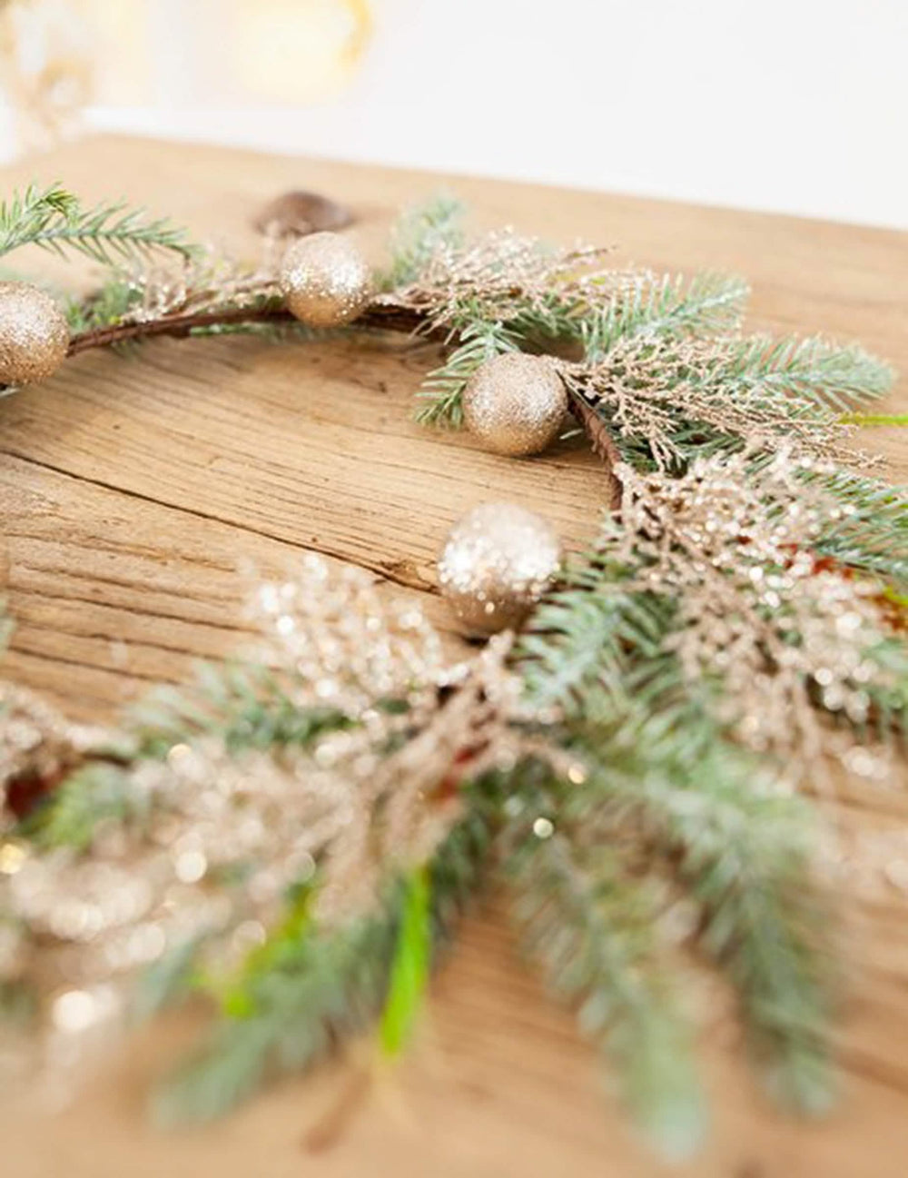 Prim-plan asupra globurilor sclipitoare ale Coroanei de brad cu globuri cu sclipici pentru ușă șampanie