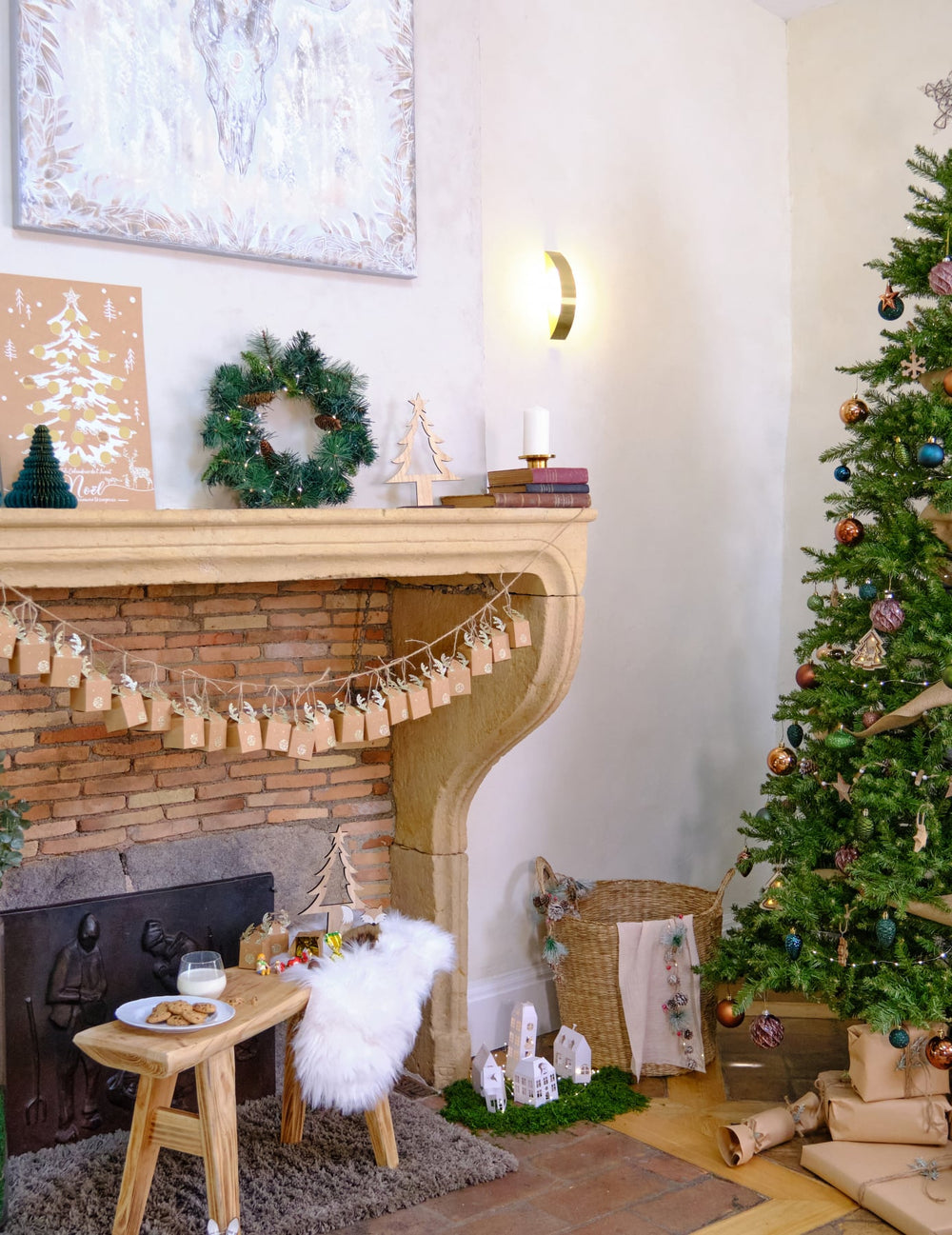 Vue en situation sur une cheminée de la couronne de sapin avec pommes de pin pour porte
