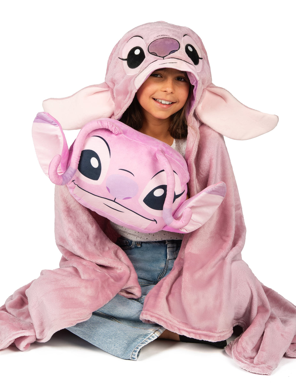 Mise en situation assise avec enfant du coussin cocooning en forme de tête Angel Lilo & Stitch