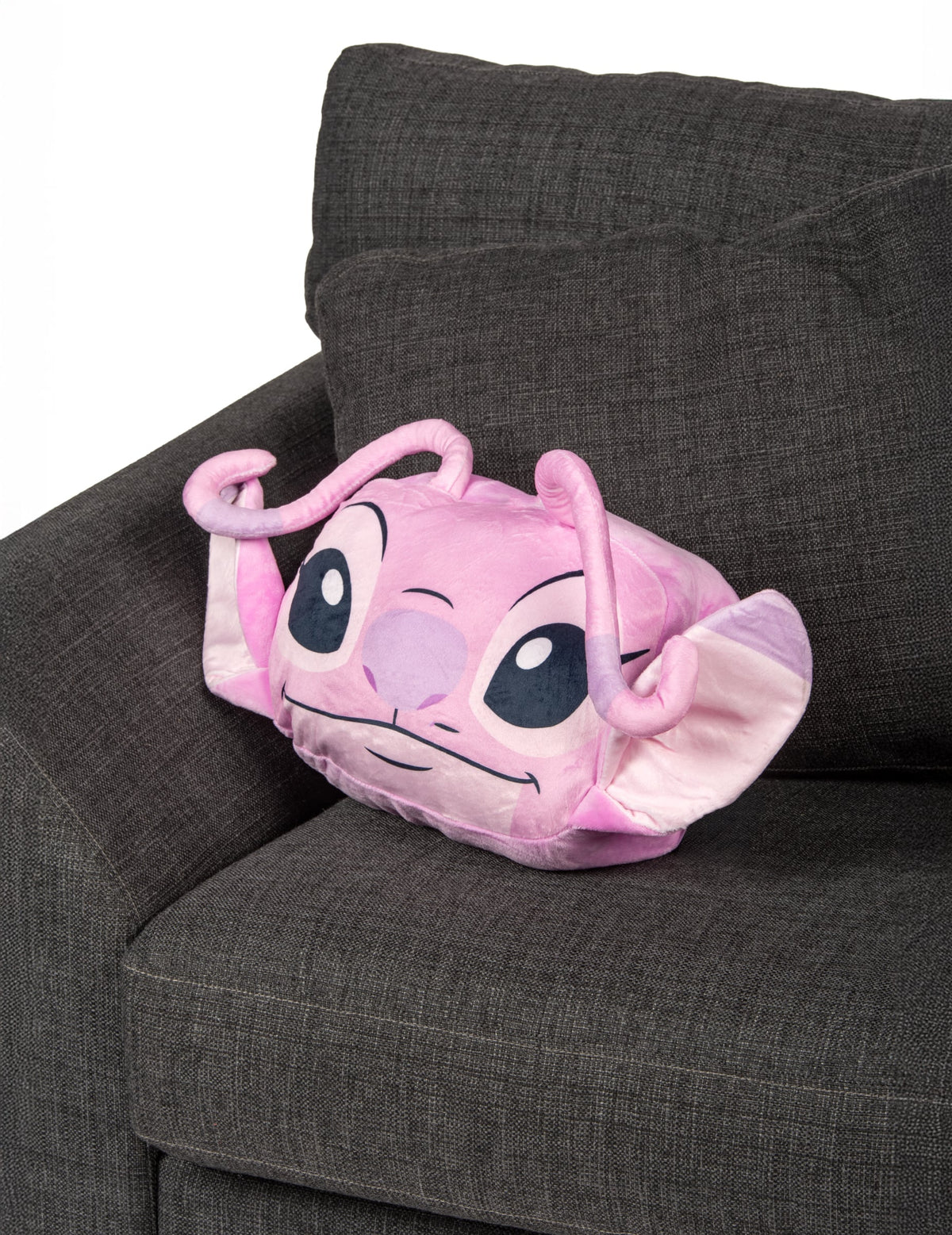 Mise en situation sur un canapé du coussin cocooning en forme de tête Angel Lilo & Stitch™