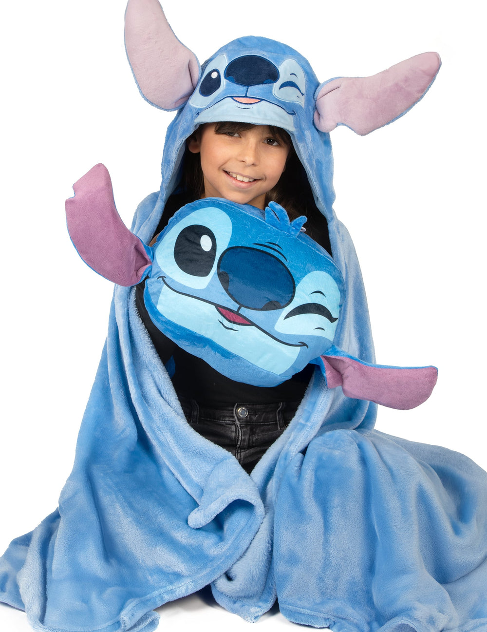 Mise en situation avec capuche du coussin cocooning en forme de tête Stitch Lilo & Stitch
