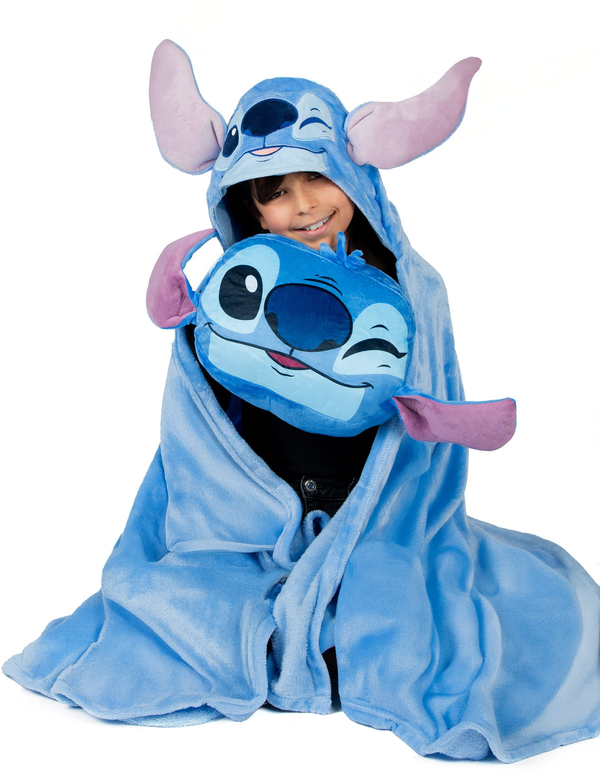Détail du plaid et de la capuche du coussin cocooning en forme de tête Stitch Lilo & Stitch