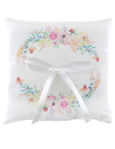 Mise en situation champêtre sur chaise en bois du coussin d'alliances mariage fleuri