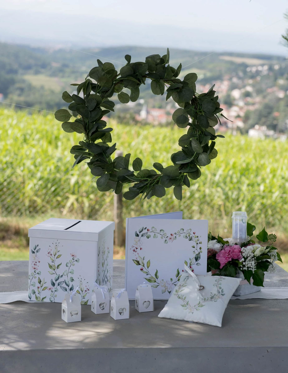 Prezentarea pernei pentru verighete cu motiv vegetal pentru nuntă