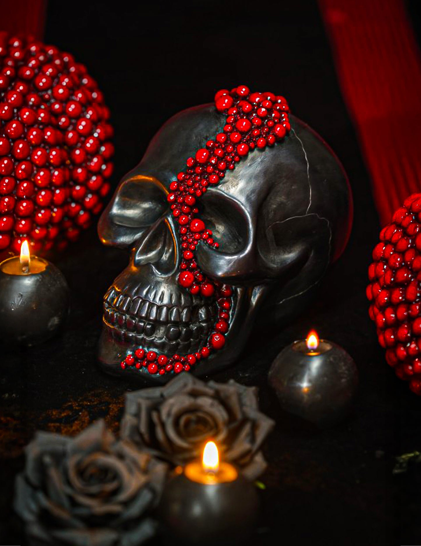Crâne décoratif en résine noir avec perles rouge sang 15 x 23 x 18 cm