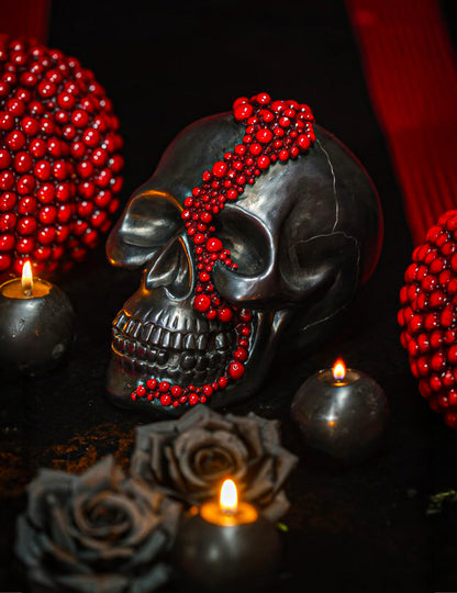 Crâne décoratif en résine noir avec perles rouge sang 15 x 23 x 18 cm