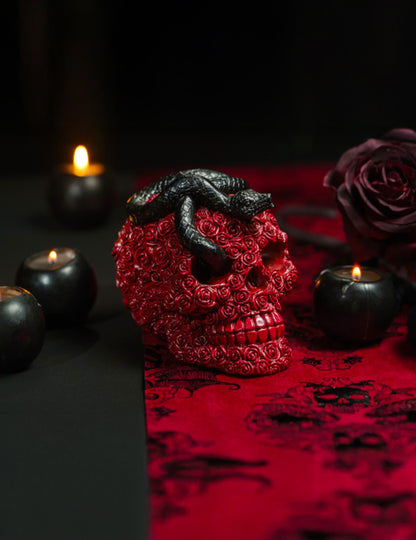 Crâne en résine avec roses rouges et serpent noir 10,5 x 15 x 13 cm