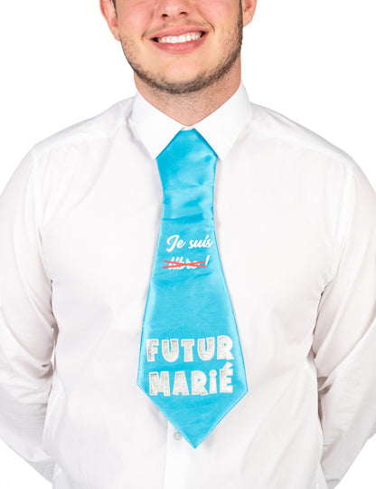 Gros plan sur l'inscription de la cravate humoristique d'enterrement de vie de garçon