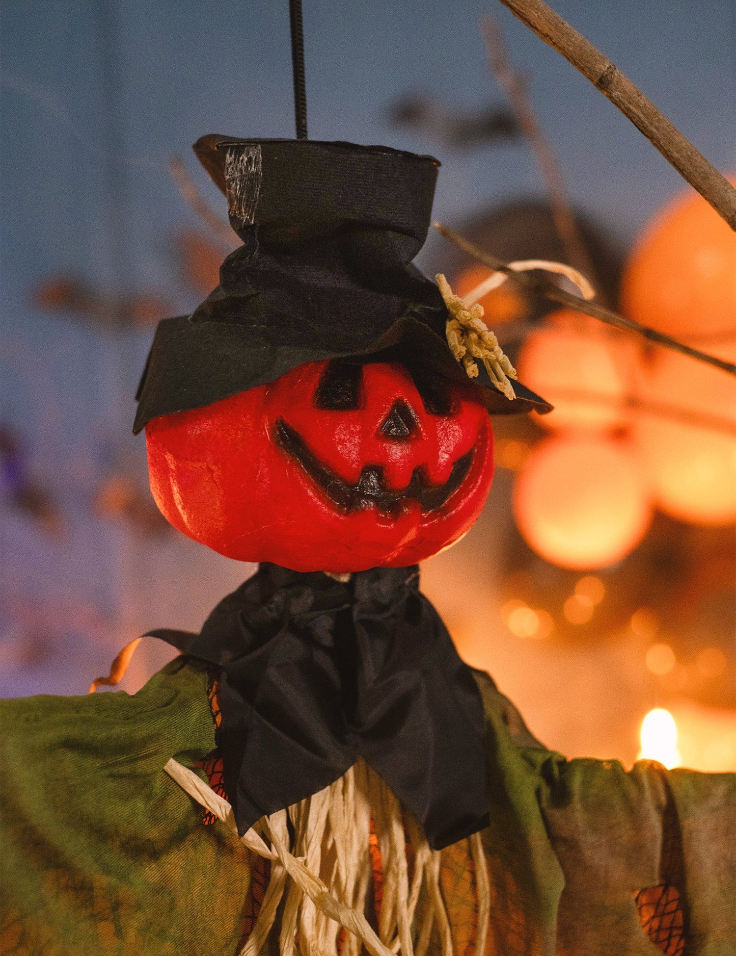 Gros plan sur la tête de la décoration à suspendre épouvantail citrouille pour Halloween