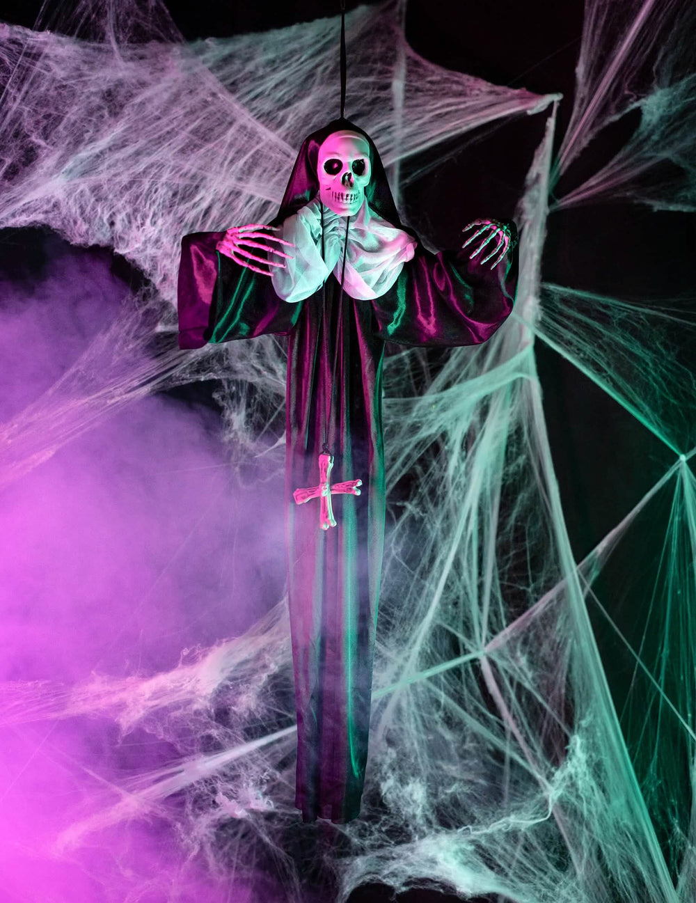 Amplasare într-un decor de halloween a decorațiunii de agățat călugăriță