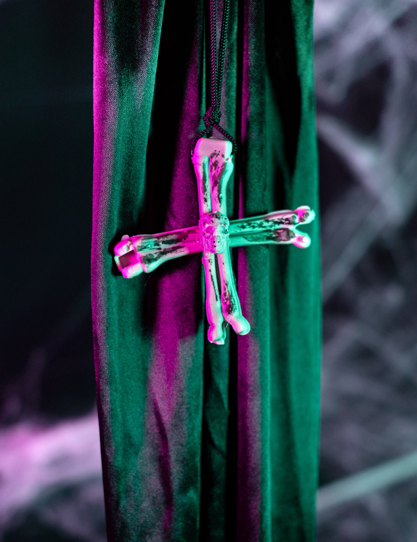 Gros plan sur la croix en os de la décoration à suspendre nonne