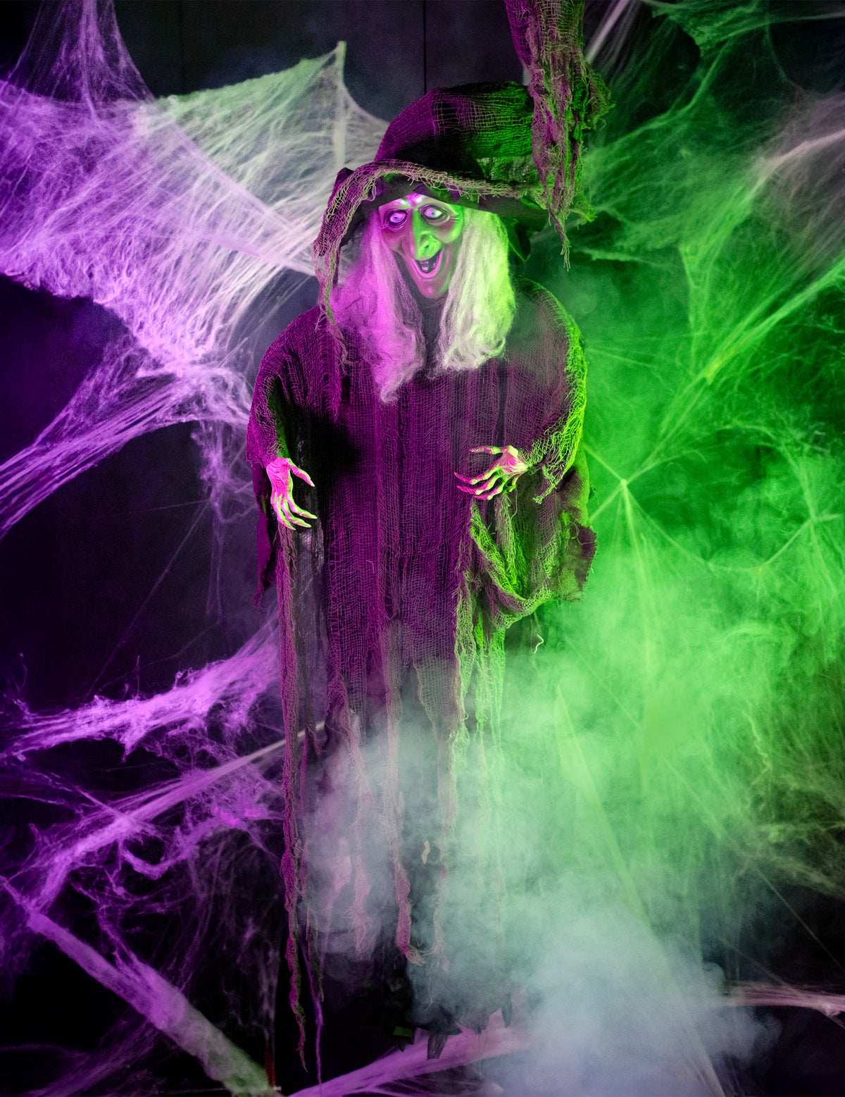 Mise en scène avec fumée de la décoration à suspendre sorcière pour Halloween