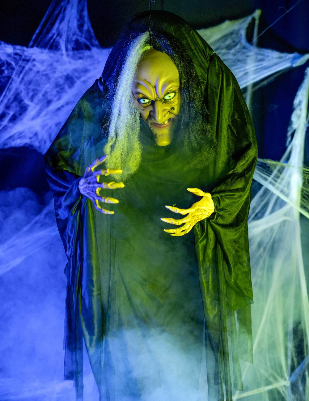 Prim-plan pe fața și mâinile decorațiunii de agățat vrăjitoare pentru halloween, negru și alb