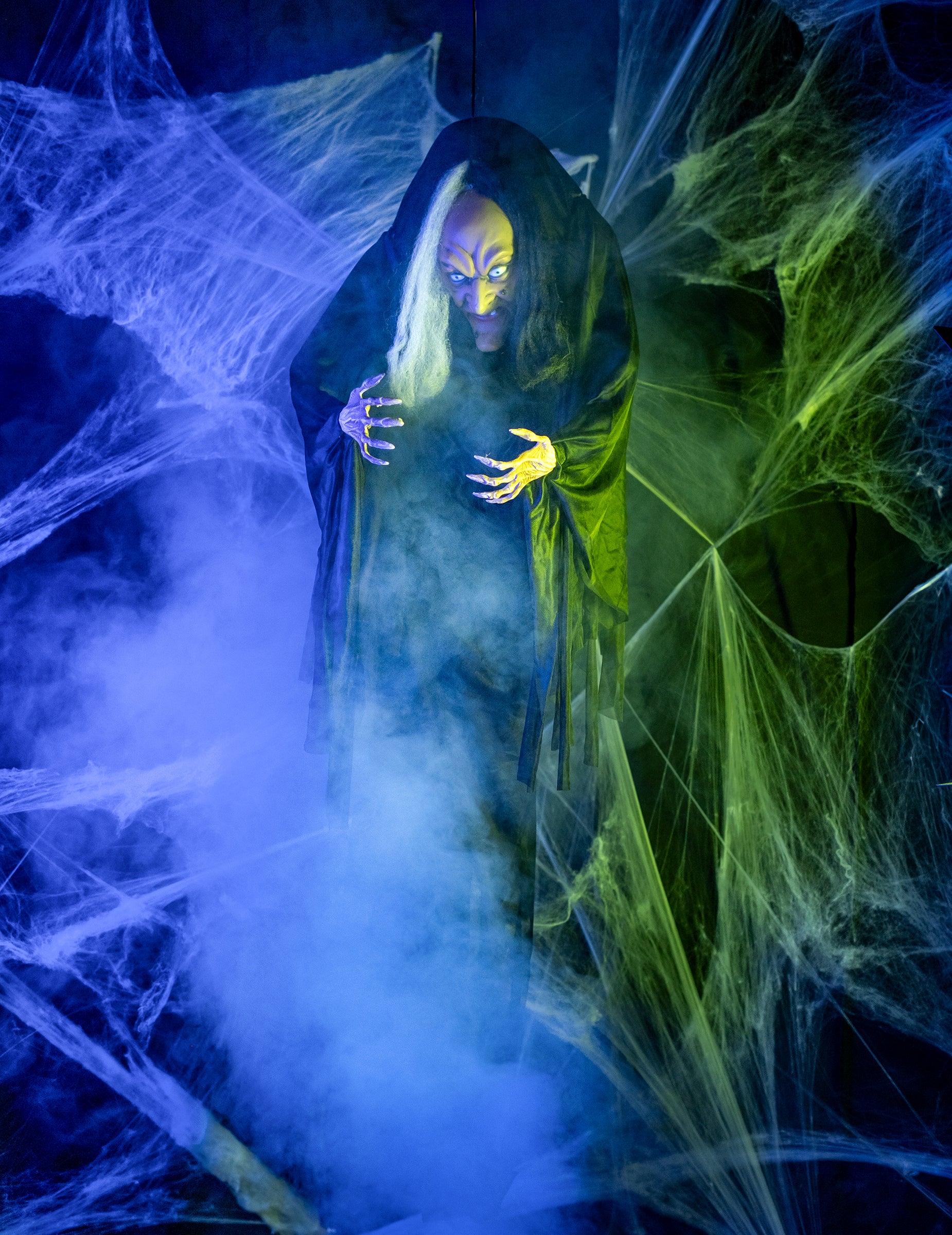 Mise en scène avec fumée et éclairage de la décoration à suspendre sorcière pour Halloween noire et blanche